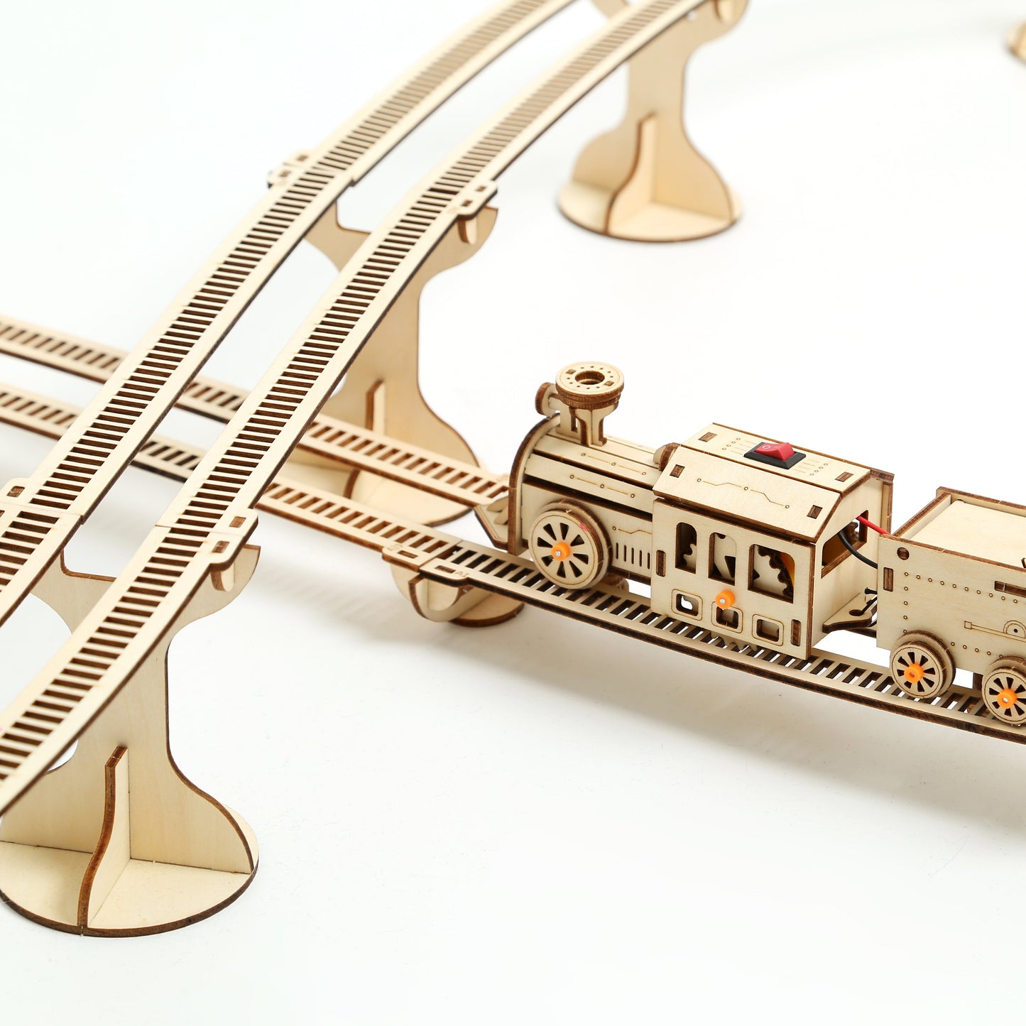 700PCS 3D DIY Steam Locomotive Model Kit with Tracks