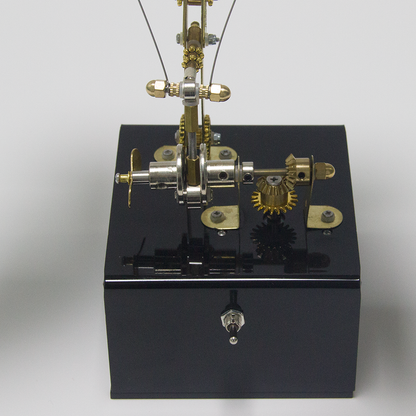 Rompecabezas mecánico de metal Steampunk con diseño de mariposa y caja de música.